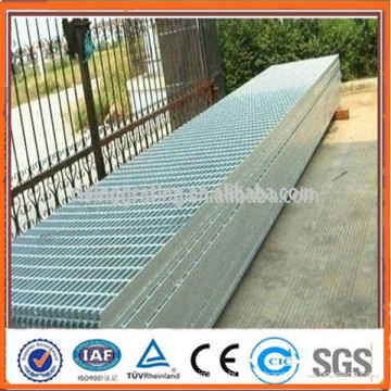 Galvanizado en caliente galvanizado 32X5MM Grado de acero galvanizado de tamaño estándar para la plataforma